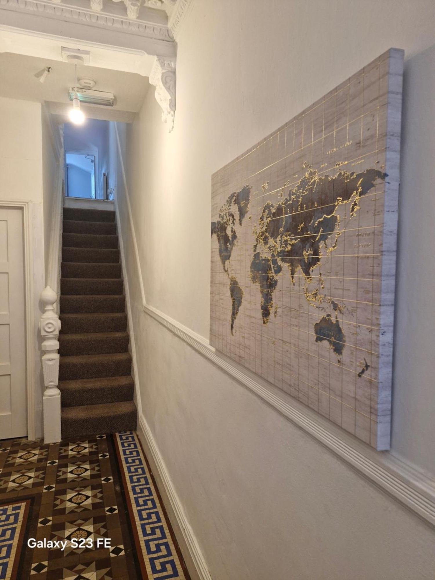 Large Three Bedroom With Roof Terrace Near Centre * Cardiff