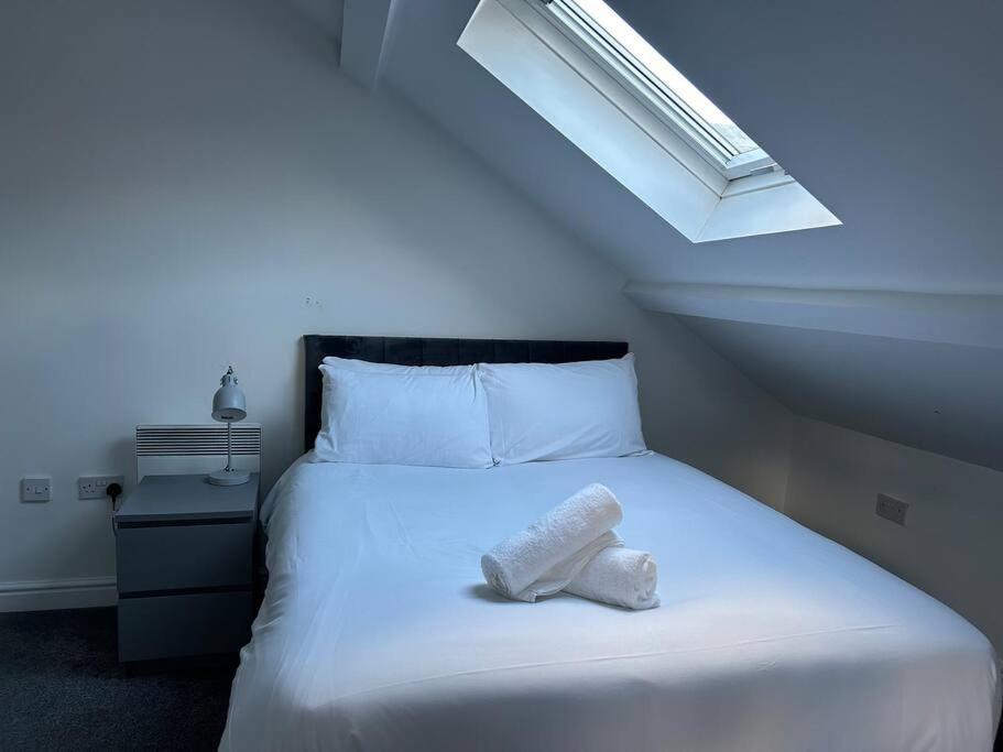 Large 4 Bed, Walking Distance To Centre - Sleeps 8 Apartment