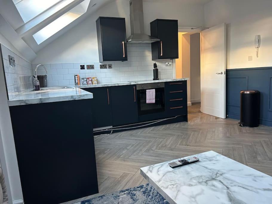 Large 4 Bed, Walking Distance To Centre - Sleeps 8