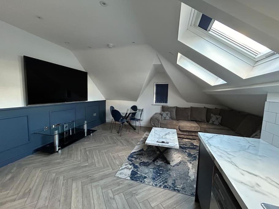 Apartment Large 4 Bed, Walking Distance To Centre - Sleeps 8 Cardiff