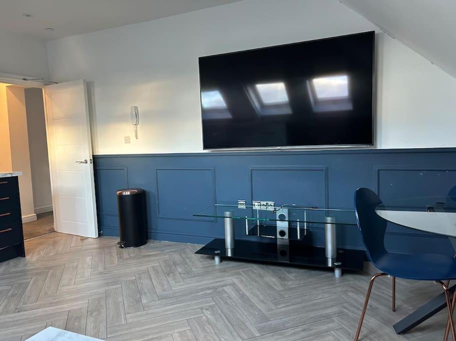 Large 4 Bed, Walking Distance To Centre - Sleeps 8 Apartment Cardiff