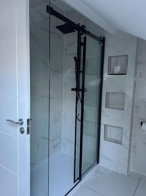 Large 4 Bed, Walking Distance To Centre - Sleeps 8 *