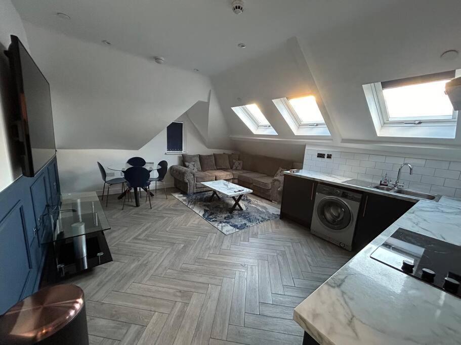 Large 4 Bed, Walking Distance To Centre - Sleeps 8 Cardiff