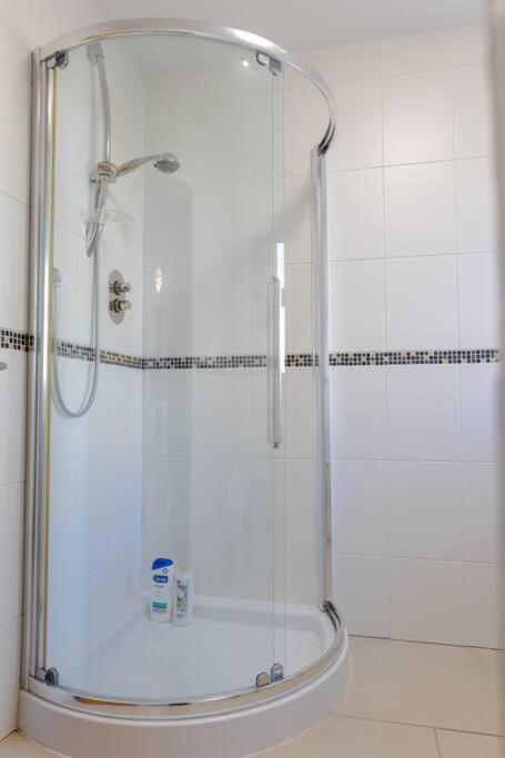 Stylish 1 Bed With Free Parking * Cardiff