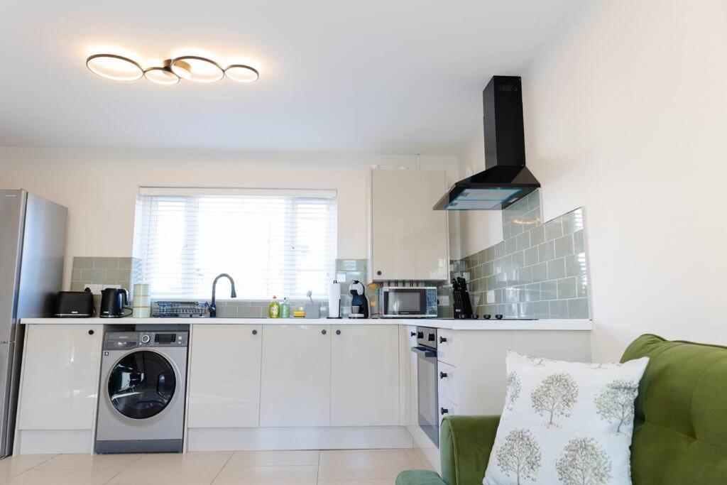 Stylish 1 Bed With Free Parking Apartment *