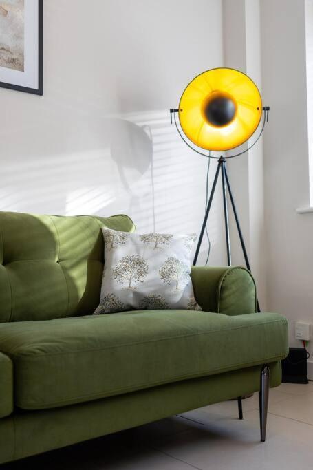 Stylish 1 Bed With Free Parking Apartment *