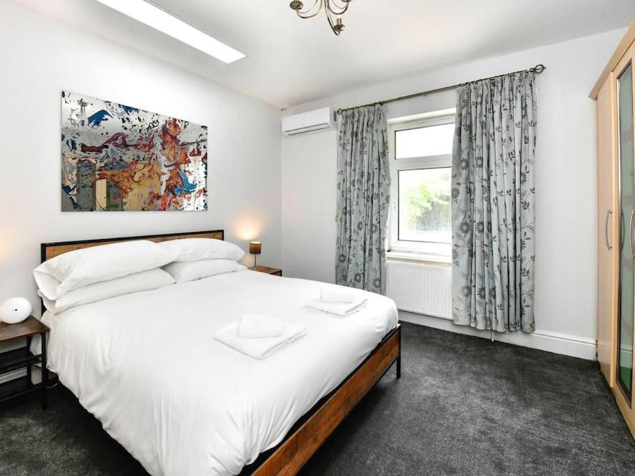 Entire 5 Bedroom House & Parking Cardiff
