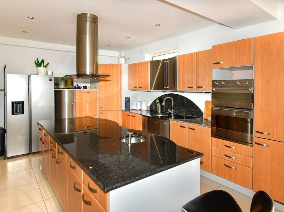 Entire 5 Bedroom House & Parking Holiday home *