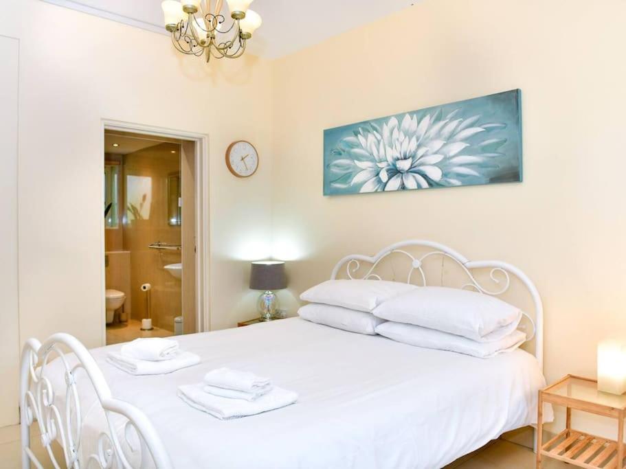 Holiday home Entire 5 Bedroom House & Parking Cardiff
