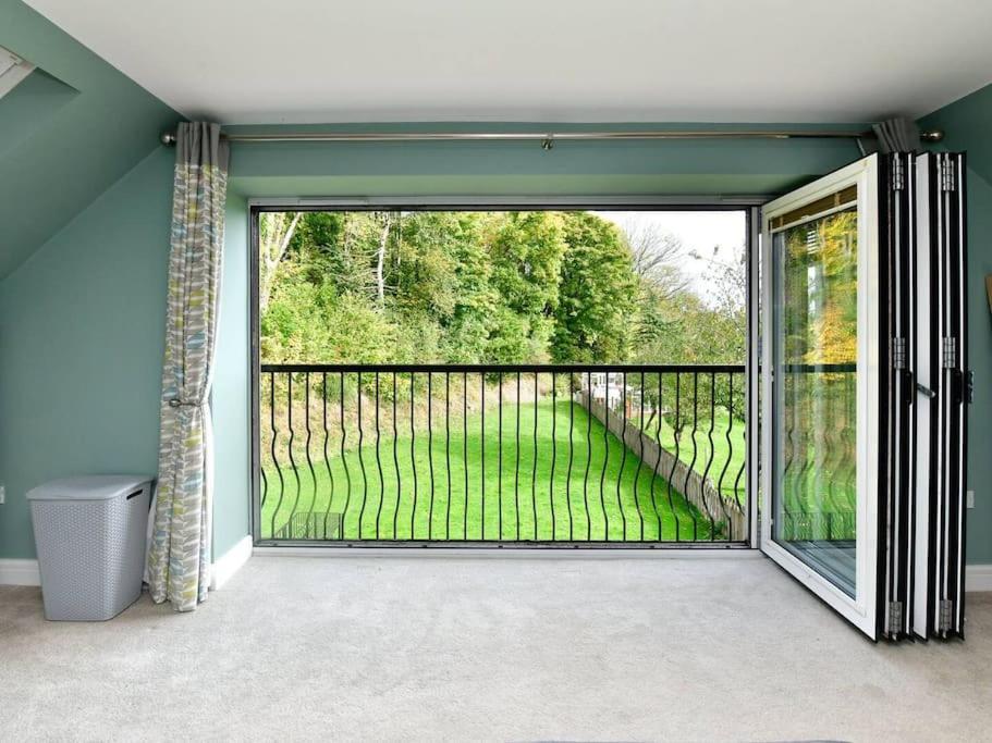 Entire 5 Bedroom House & Parking