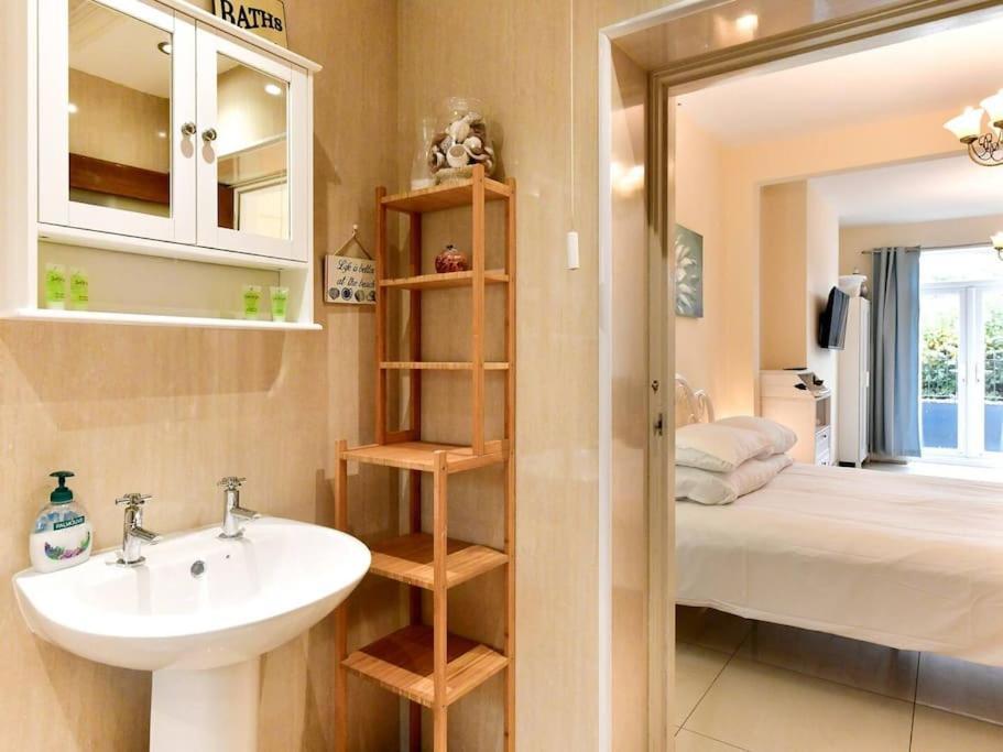 Entire 5 Bedroom House & Parking Holiday home