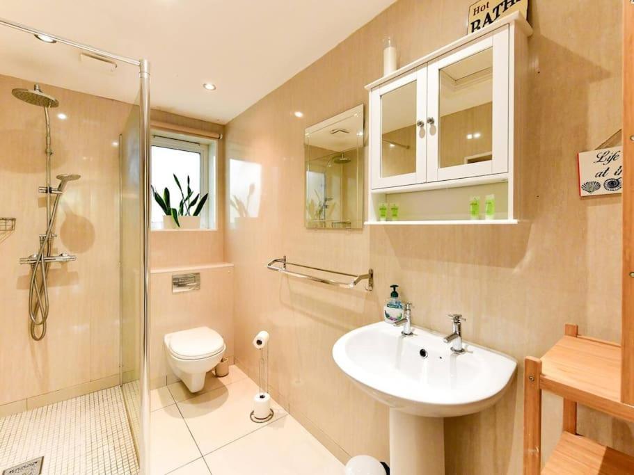 Entire 5 Bedroom House & Parking Holiday home *