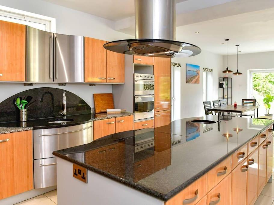 Holiday home Entire 5 Bedroom House & Parking