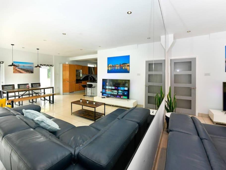 Entire 5 Bedroom House & Parking *