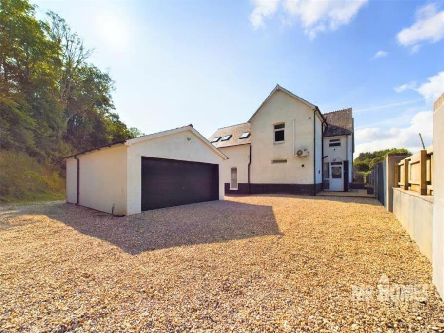Entire 5 Bedroom House & Parking Cardiff