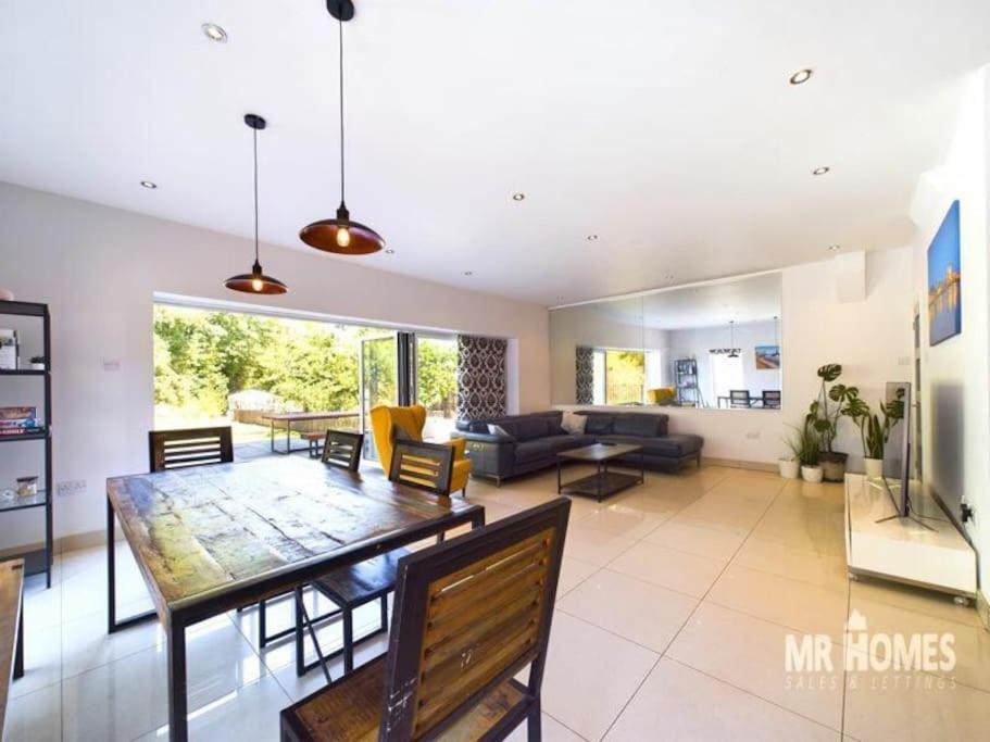 Entire 5 Bedroom House & Parking Holiday home Cardiff