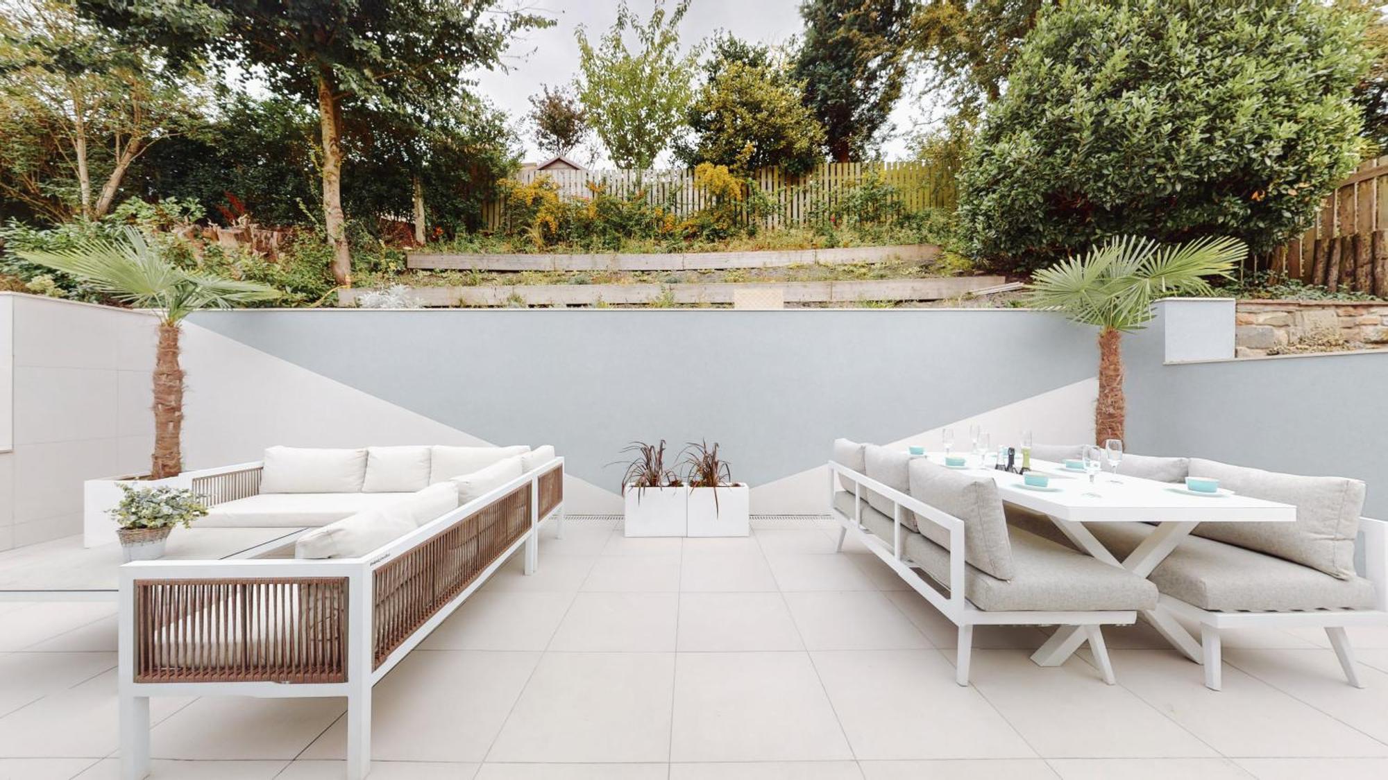 Feel Celebrity Style - 6 Parking Spaces - Pet Friendly - Very Private Villa Cardiff