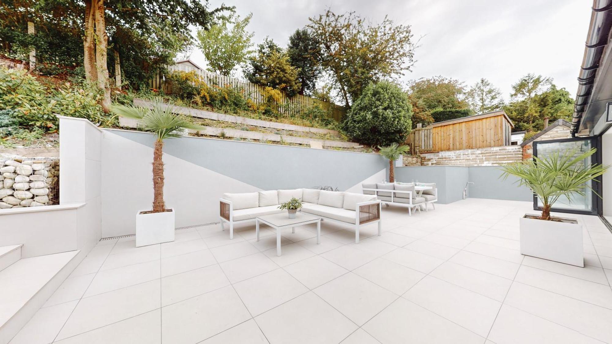 Feel Celebrity Style - 6 Parking Spaces - Pet Friendly - Very Private Villa