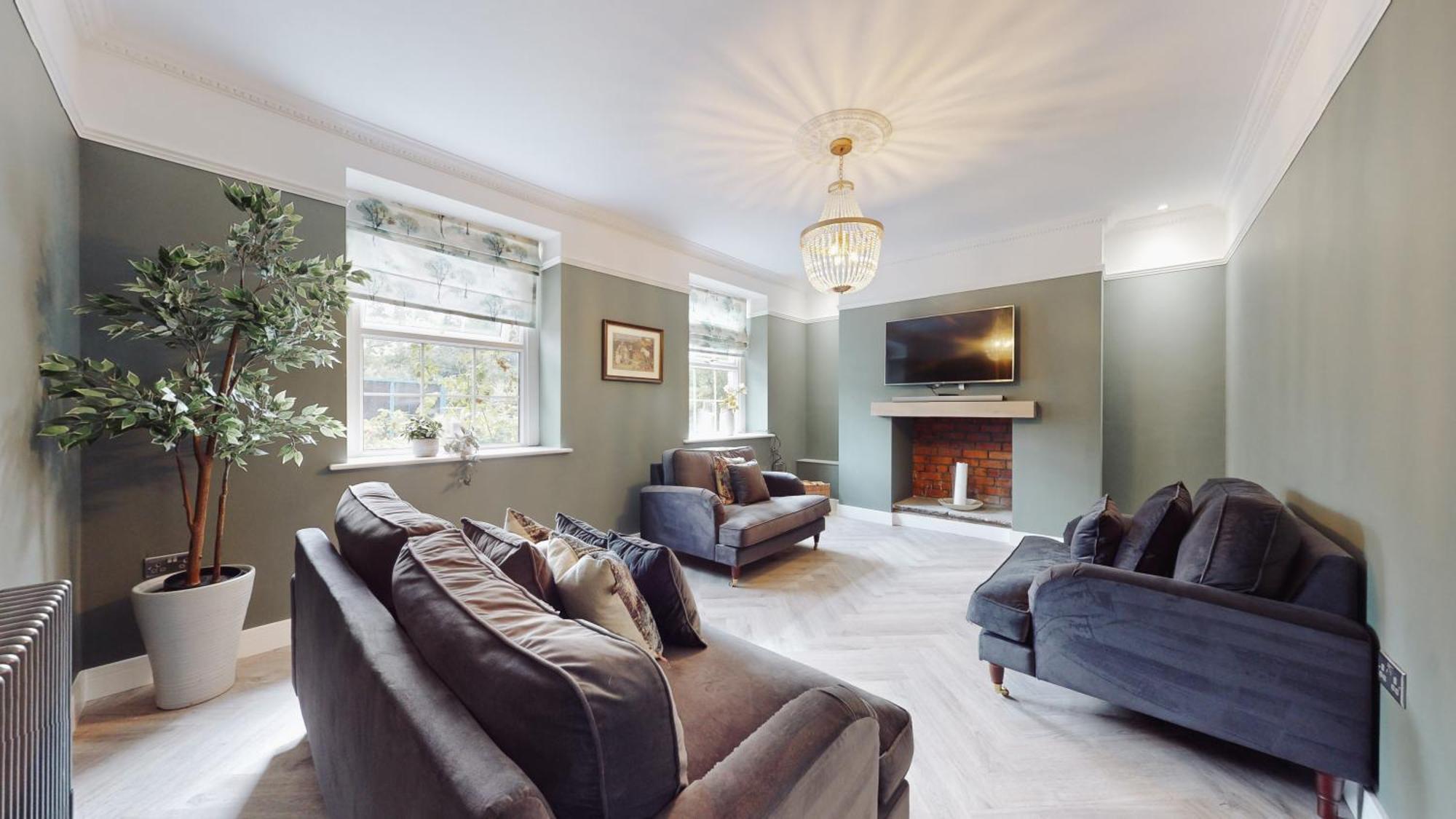 Feel Celebrity Style - 6 Parking Spaces - Pet Friendly - Very Private Villa *