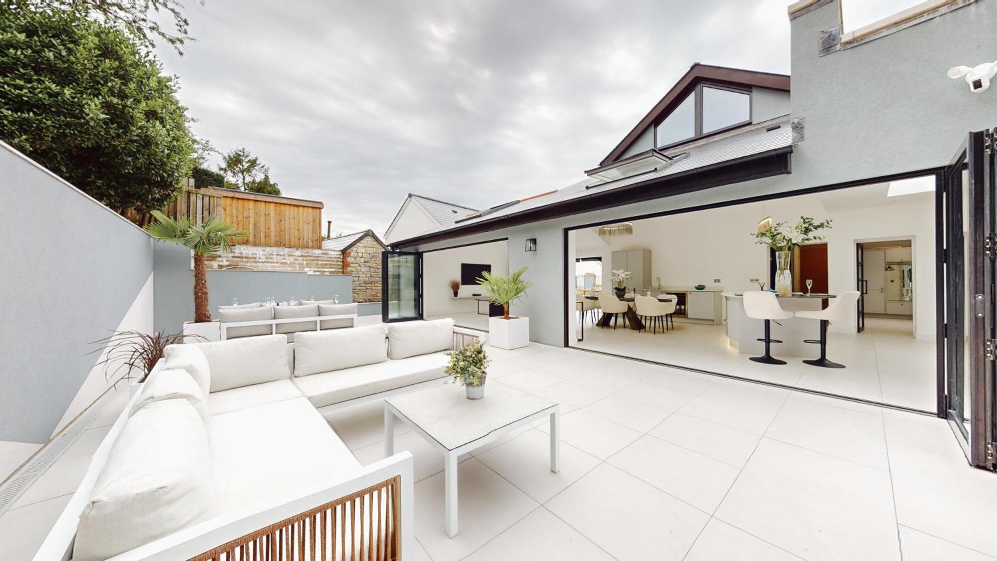 Villa Feel Celebrity Style - 6 Parking Spaces - Pet Friendly - Very Private *