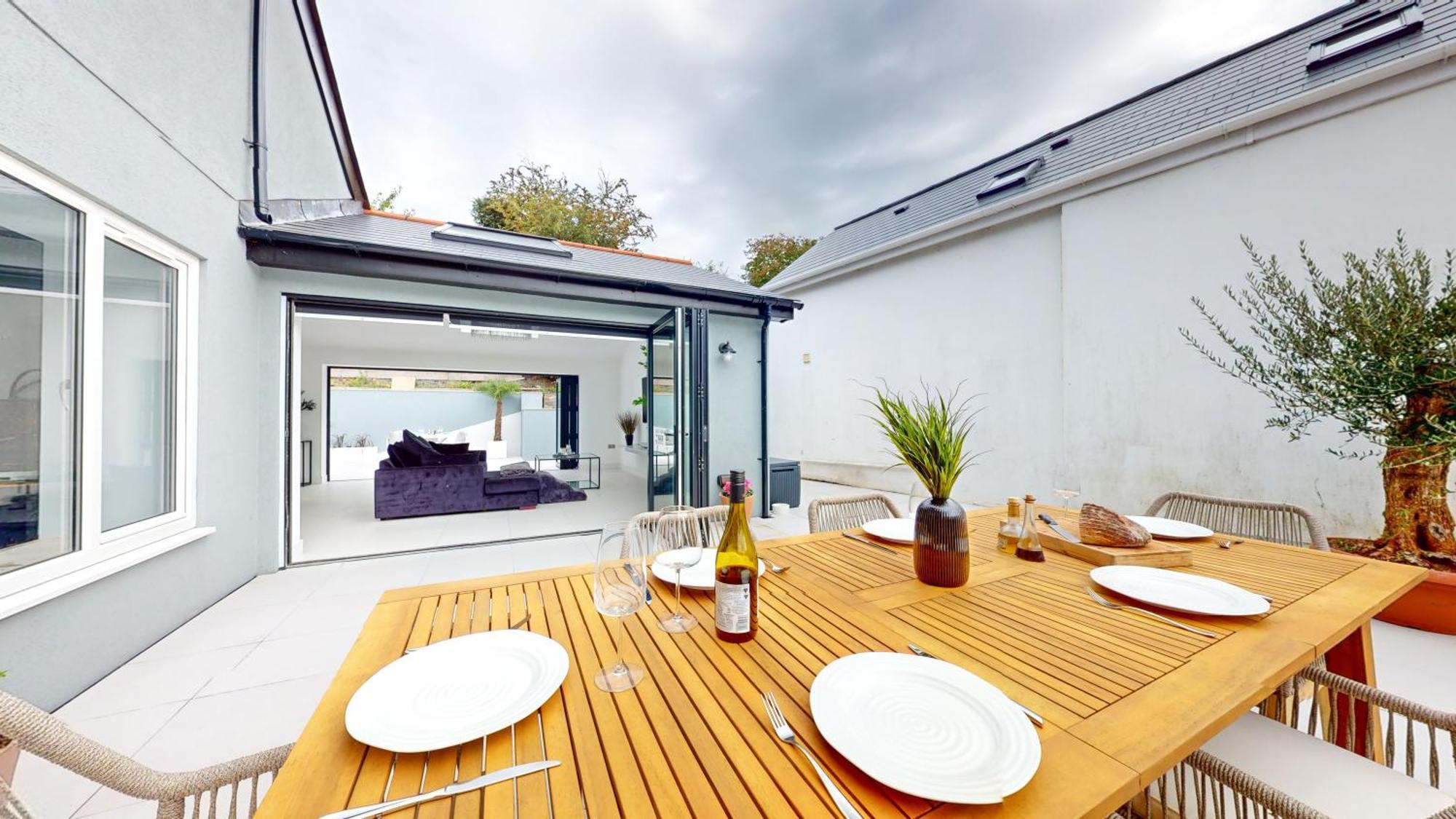 Feel Celebrity Style - 6 Parking Spaces - Pet Friendly - Very Private Villa Cardiff