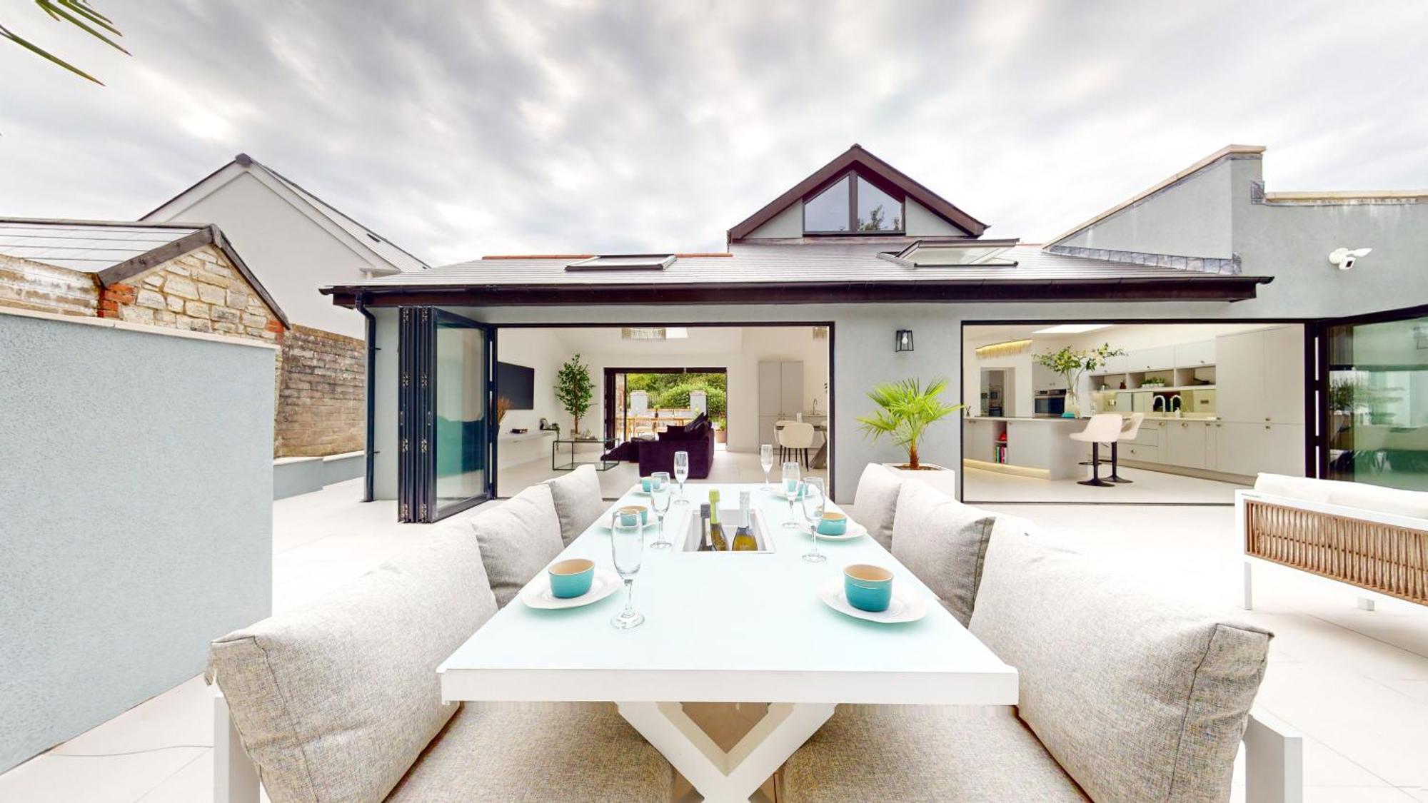Feel Celebrity Style - 6 Parking Spaces - Pet Friendly - Very Private Villa Cardiff