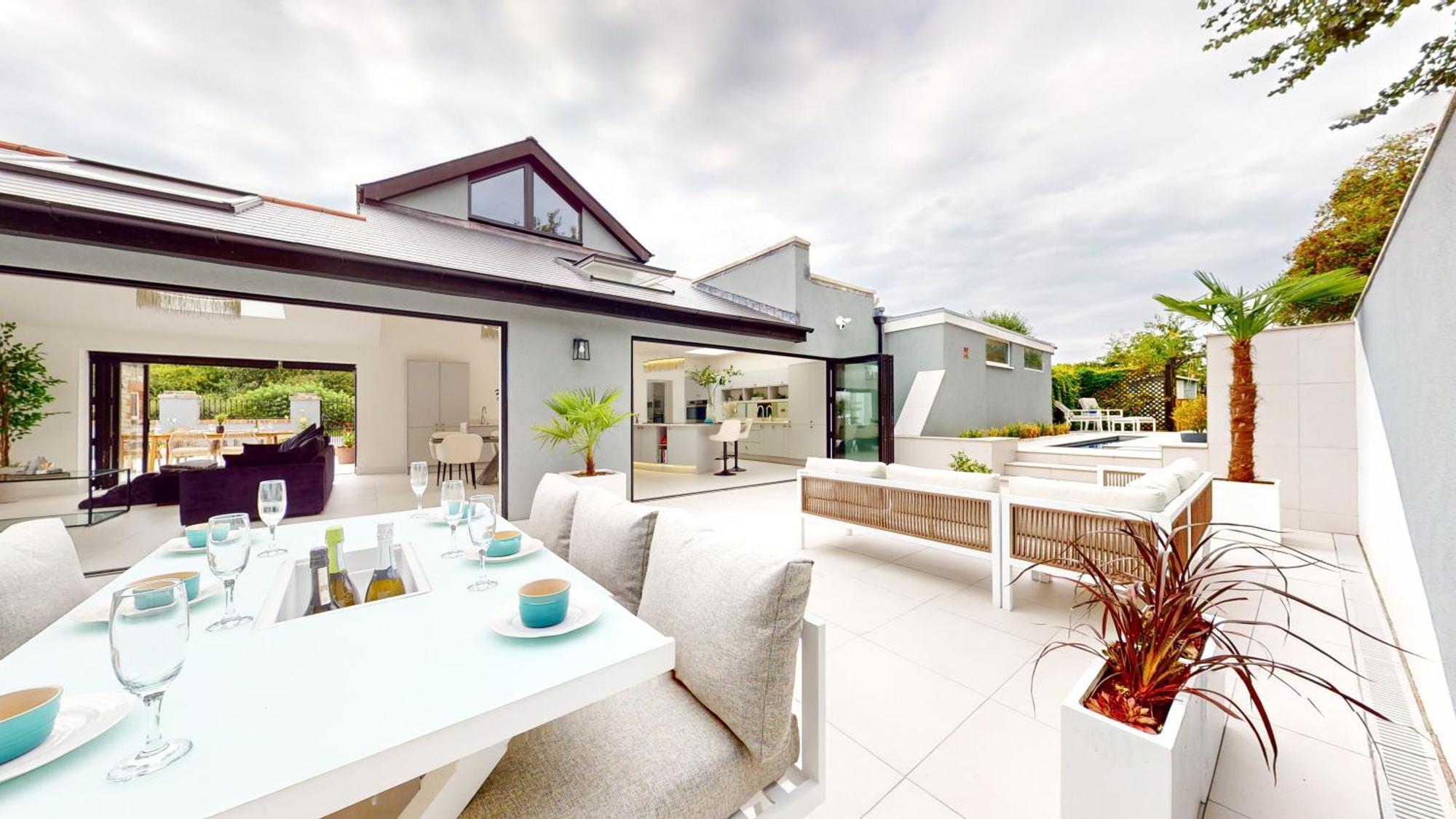 Villa Feel Celebrity Style - 6 Parking Spaces - Pet Friendly - Very Private Cardiff