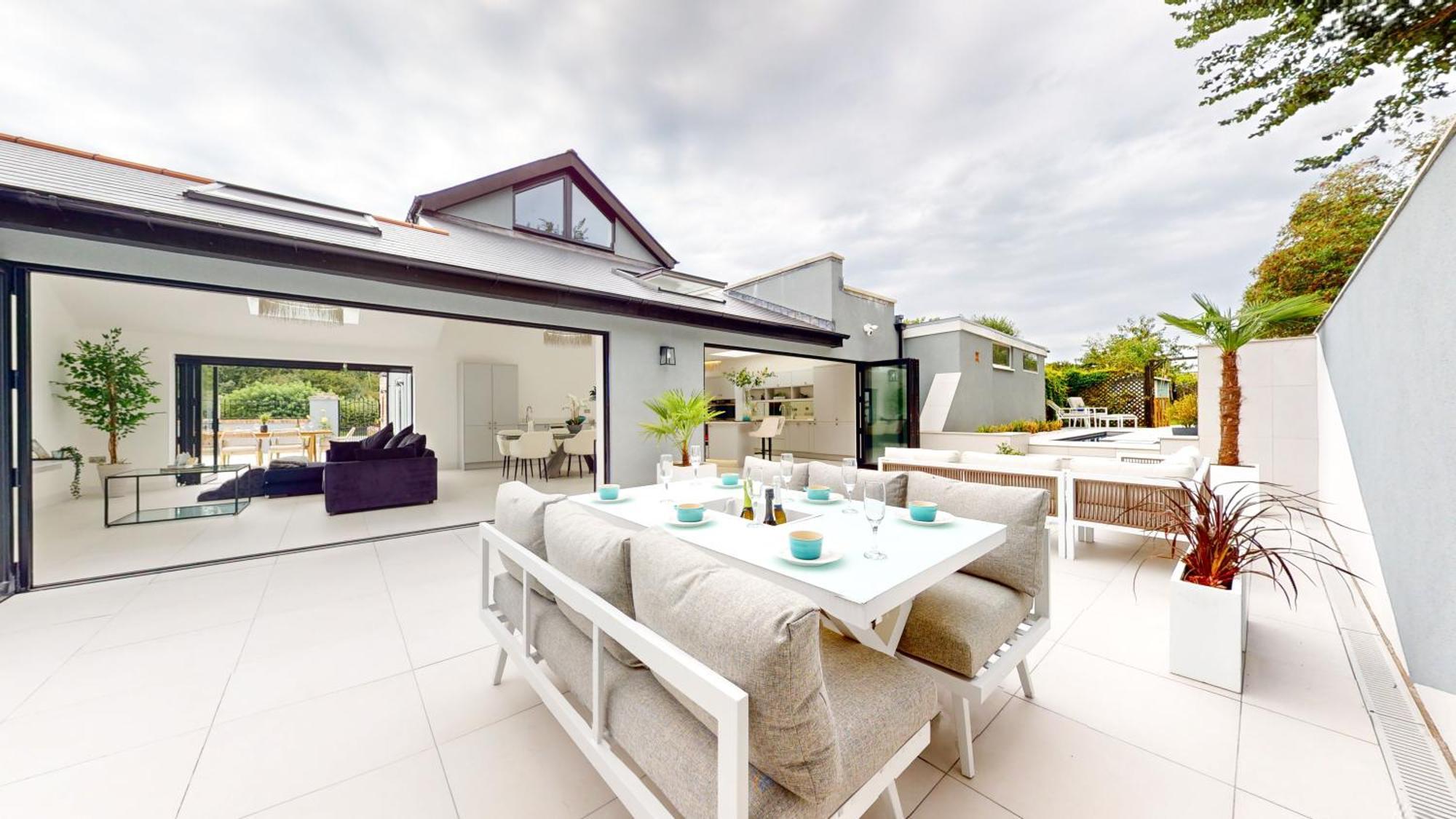 Villa Feel Celebrity Style - 6 Parking Spaces - Pet Friendly - Very Private