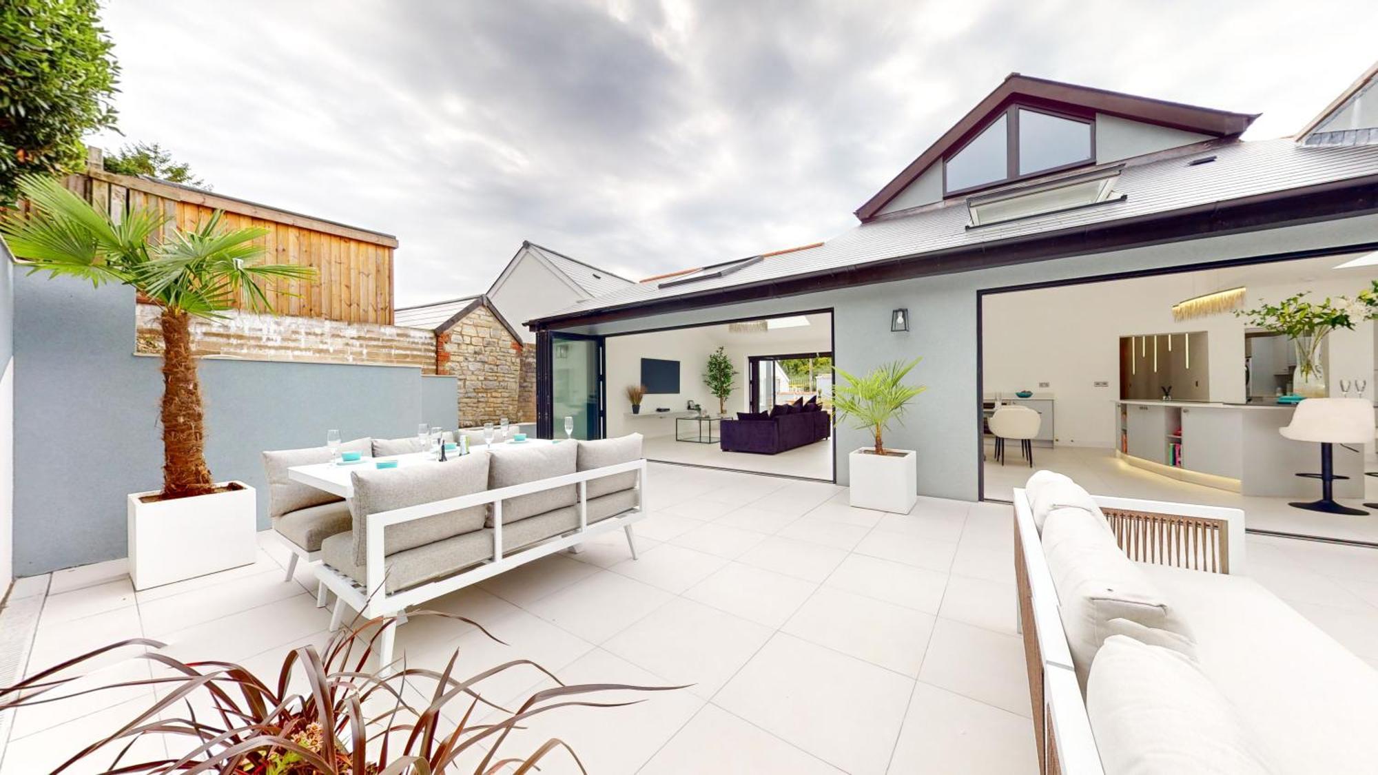 Villa Feel Celebrity Style - 6 Parking Spaces - Pet Friendly - Very Private