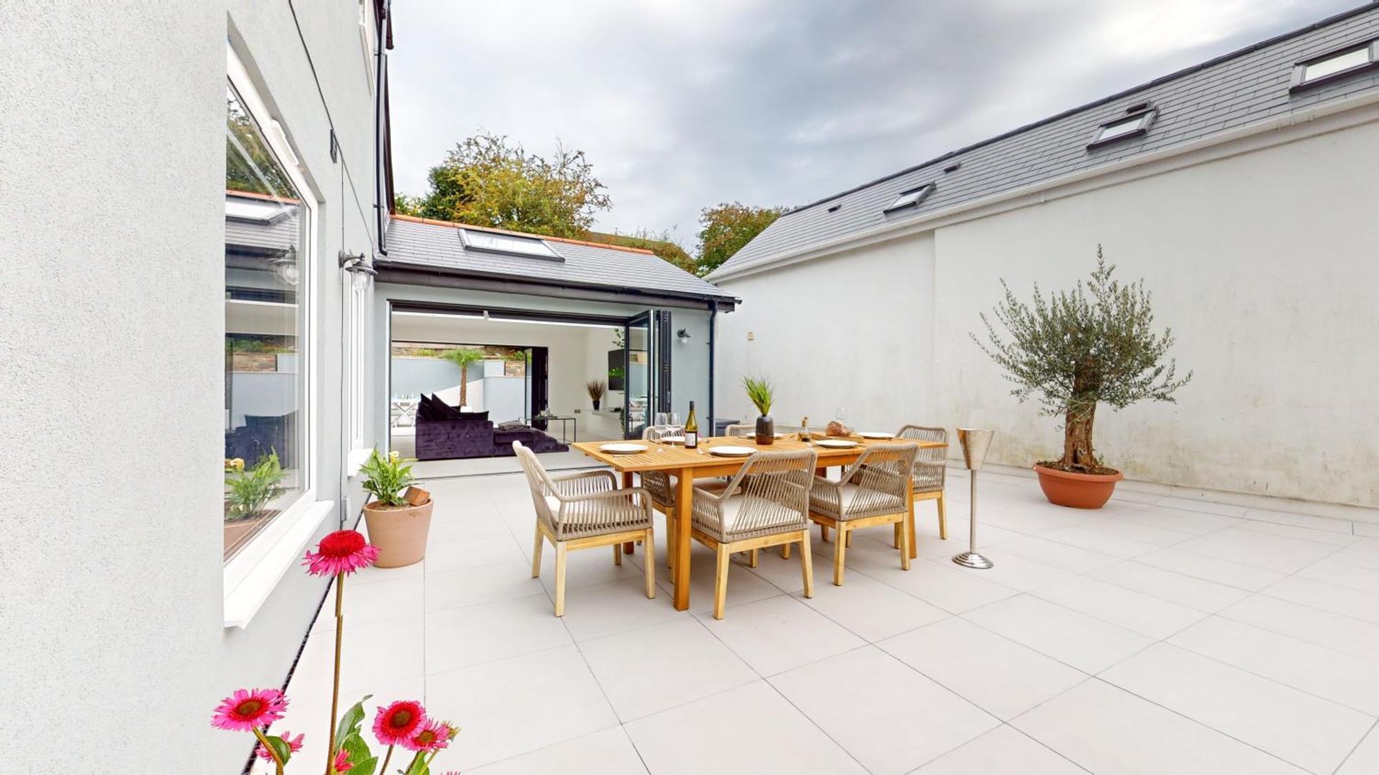 Villa Feel Celebrity Style - 6 Parking Spaces - Pet Friendly - Very Private *