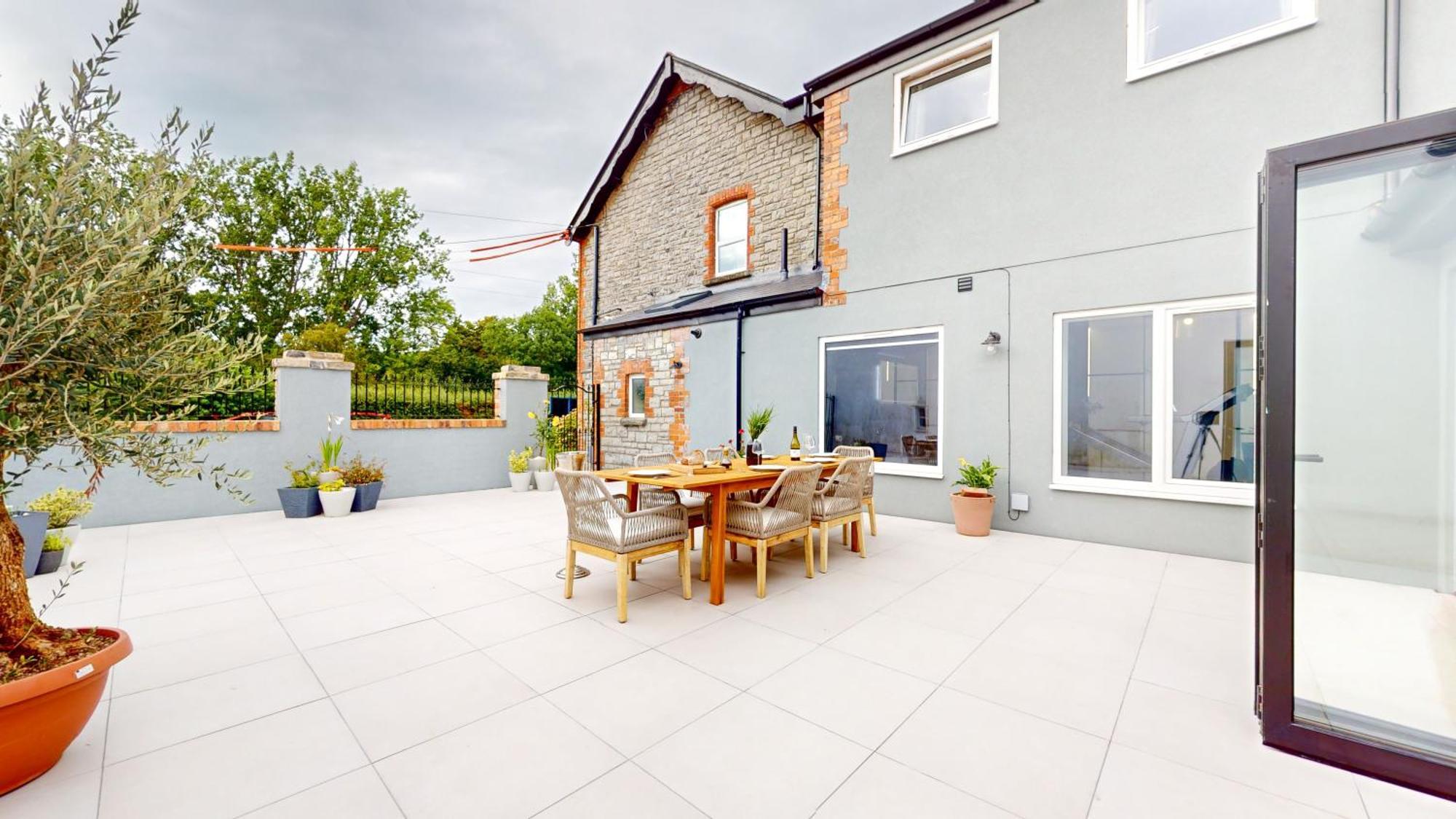 Feel Celebrity Style - 6 Parking Spaces - Pet Friendly - Very Private Villa
