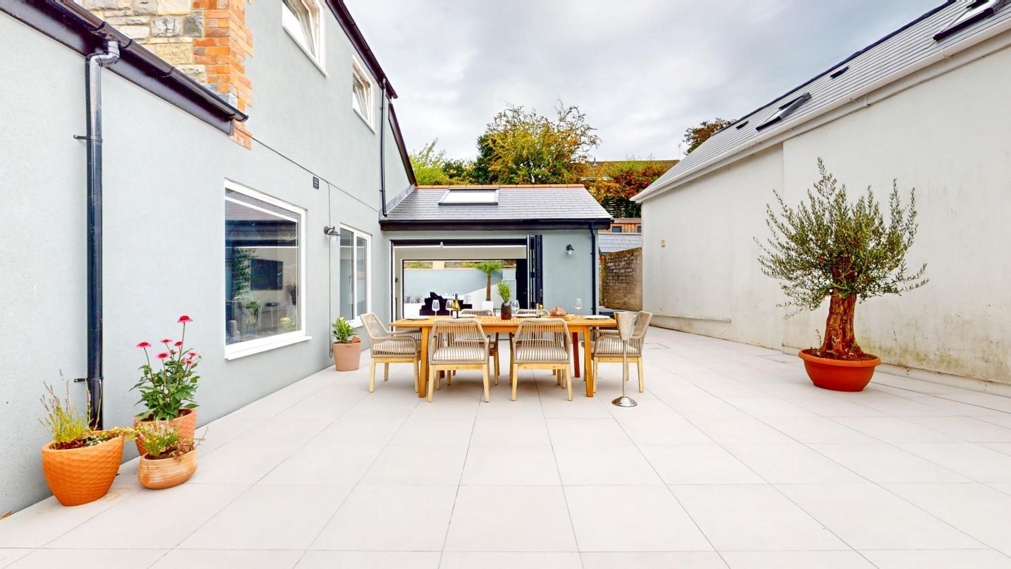 Villa Feel Celebrity Style - 6 Parking Spaces - Pet Friendly - Very Private *