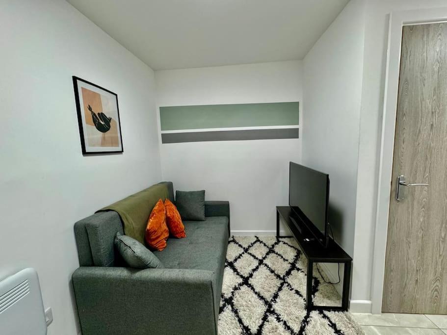 Stylish One Bedroom & A Sofa Bed *