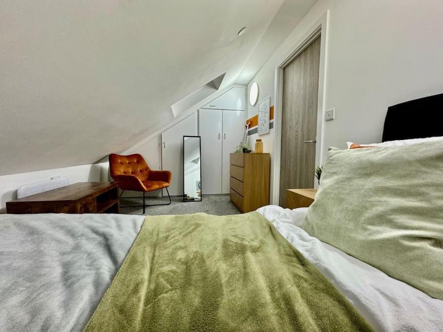 Apartment Stylish One Bedroom & A Sofa Bed *