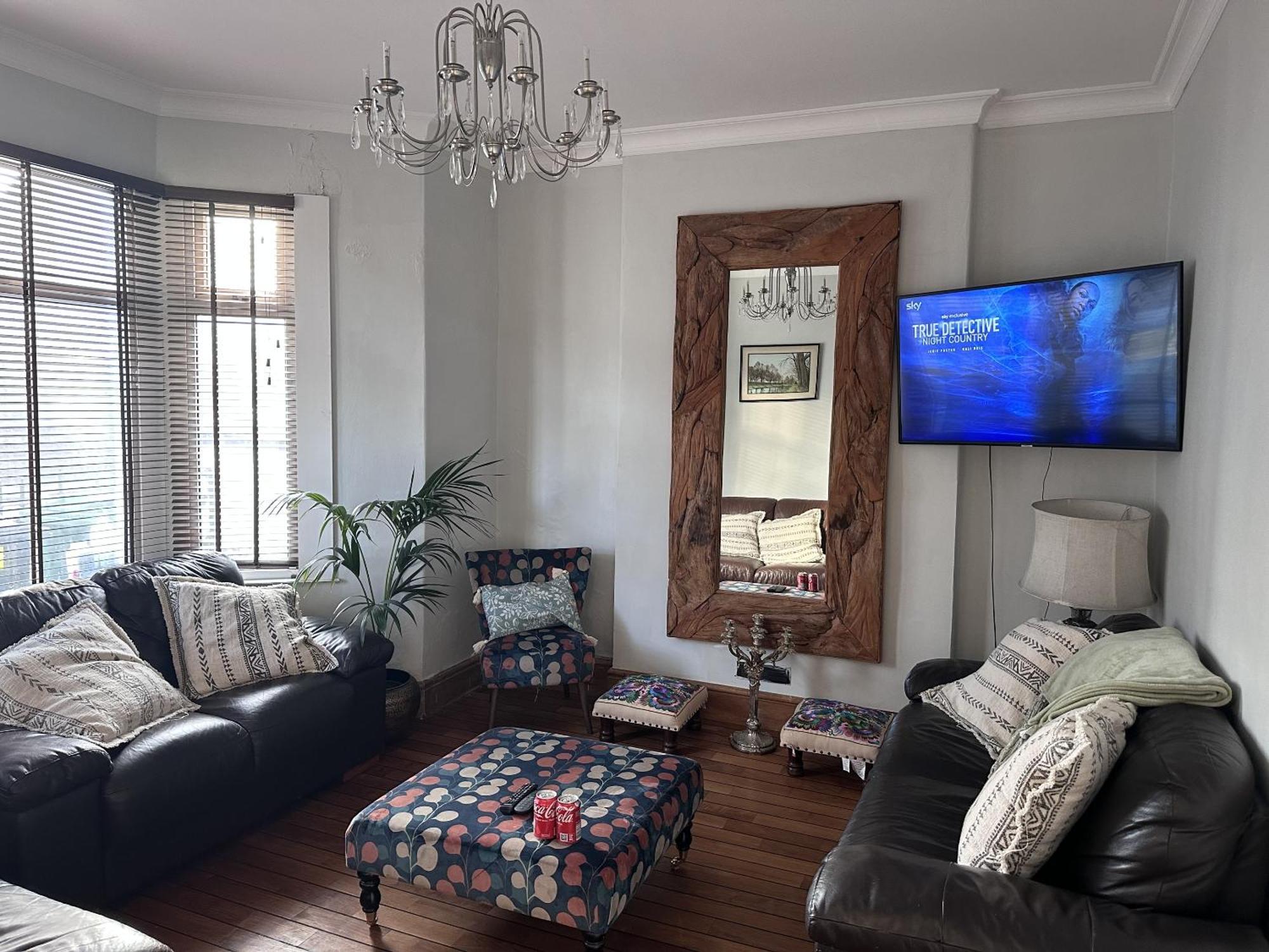 Adanhouse-stockland Spacious 5 Bedroom House Sleeps 12 Private Garden Cardiff