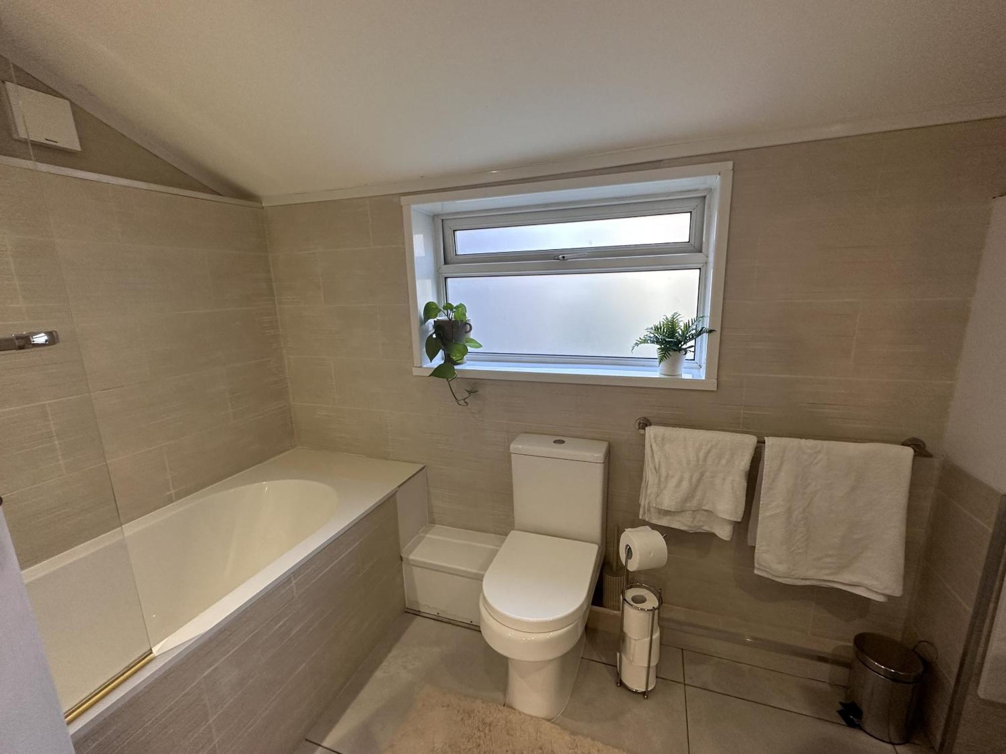 Holiday home Adanhouse-stockland Spacious 5 Bedroom House Sleeps 12 Private Garden *