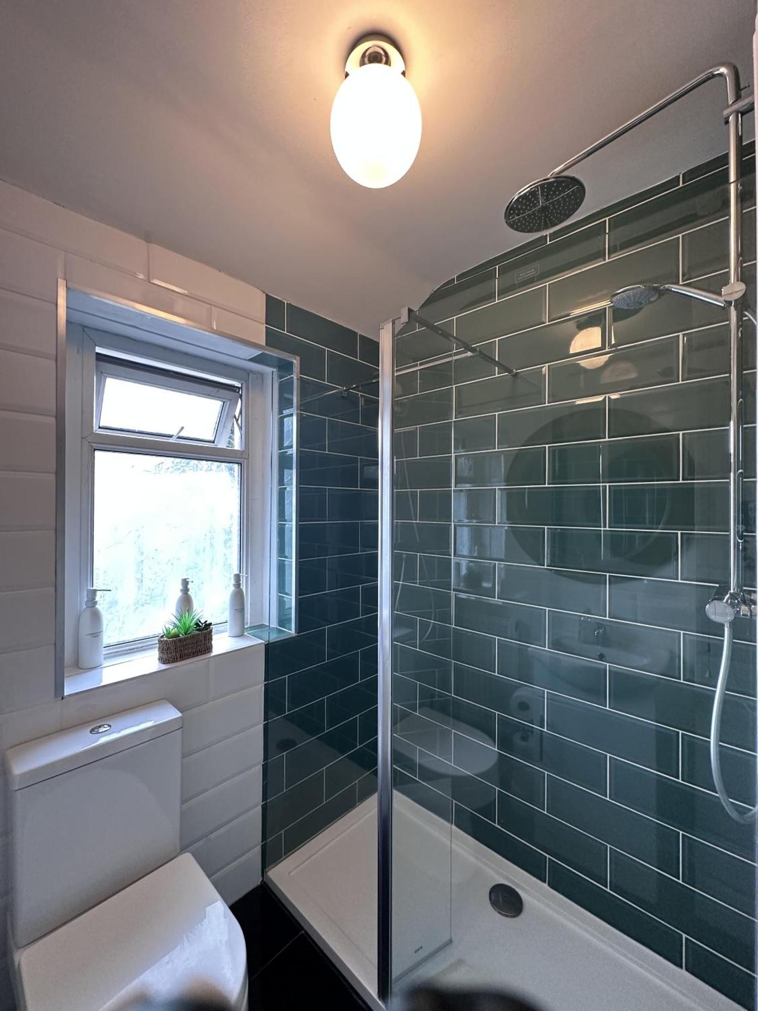 Adanhouse-stockland Spacious 5 Bedroom House Sleeps 12 Private Garden