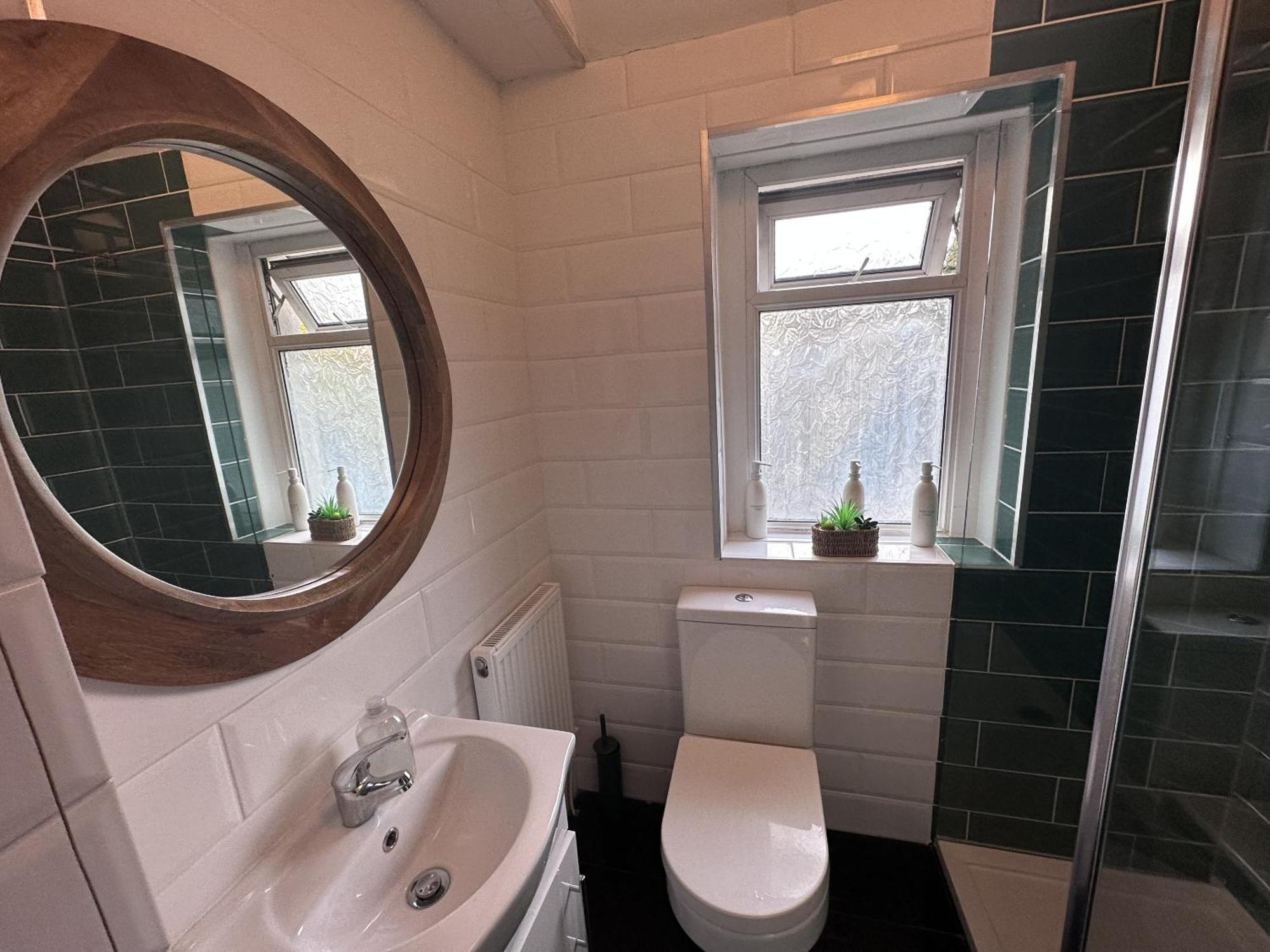 Holiday home Adanhouse-stockland Spacious 5 Bedroom House Sleeps 12 Private Garden