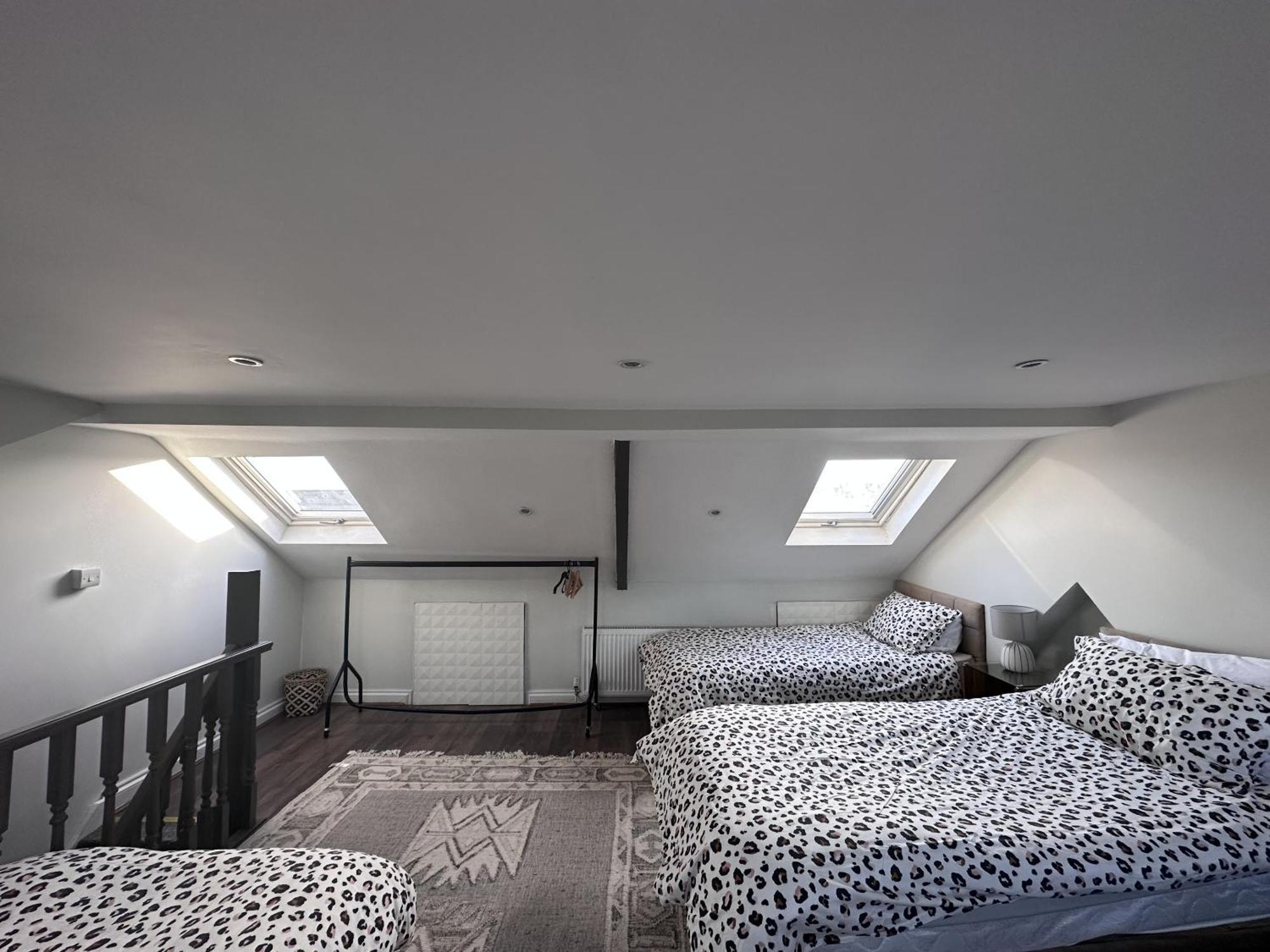 Adanhouse-stockland Spacious 5 Bedroom House Sleeps 12 Private Garden Cardiff