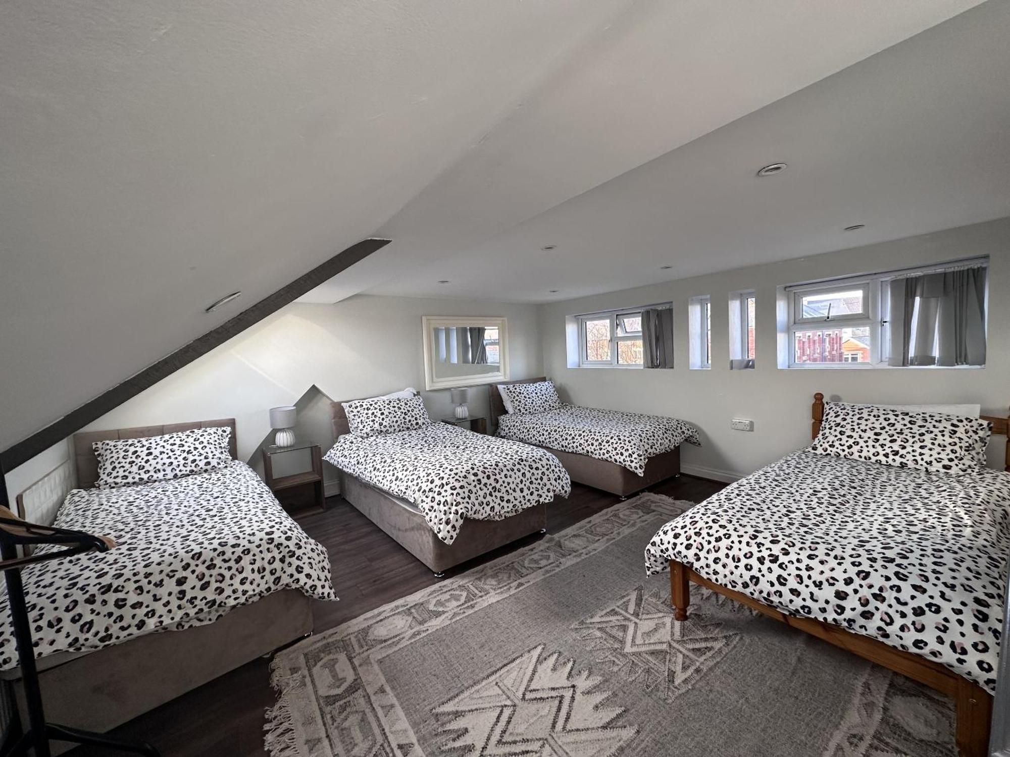 Adanhouse-stockland Spacious 5 Bedroom House Sleeps 12 Private Garden Holiday home Cardiff