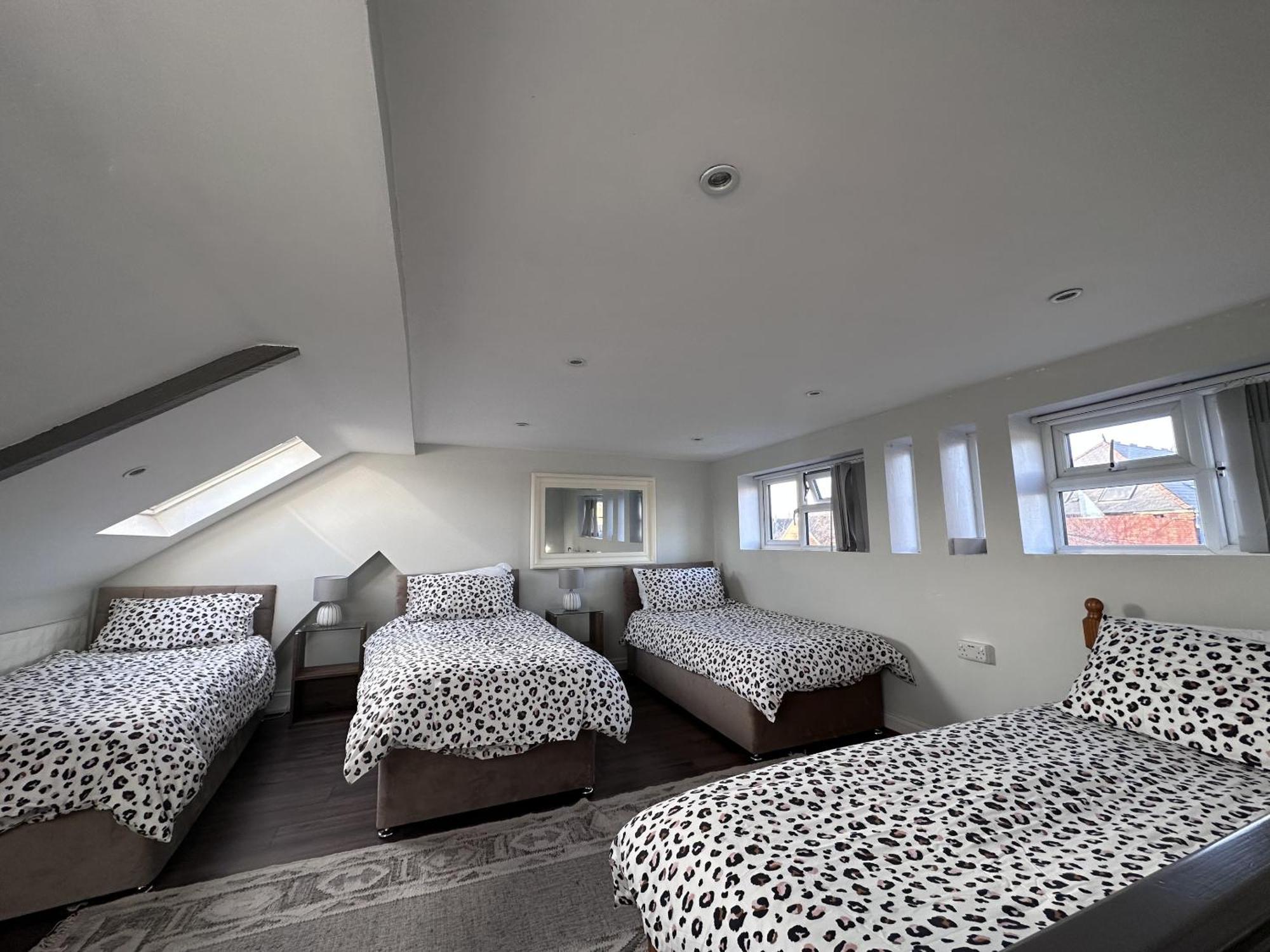Adanhouse-stockland Spacious 5 Bedroom House Sleeps 12 Private Garden *