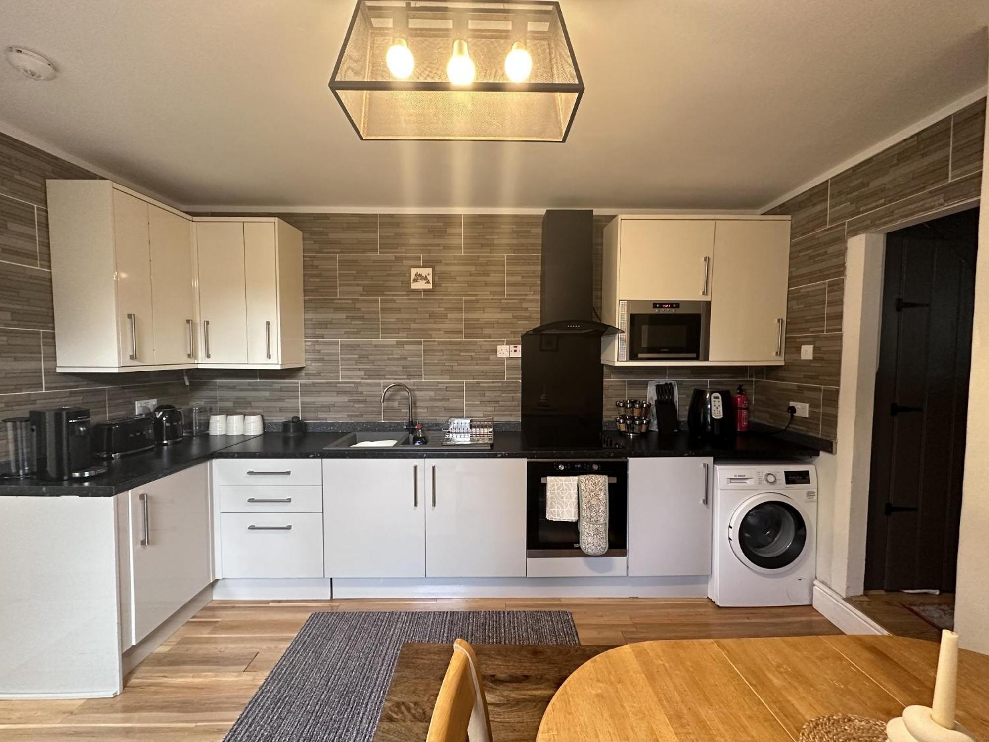 Adanhouse-stockland Spacious 5 Bedroom House Sleeps 12 Private Garden Cardiff