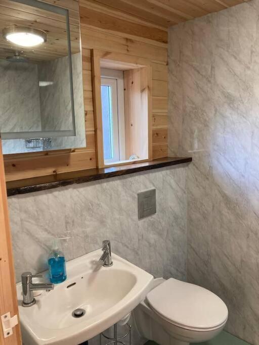 2 Bed With Views 4 Train Stops To Centre Apartment *