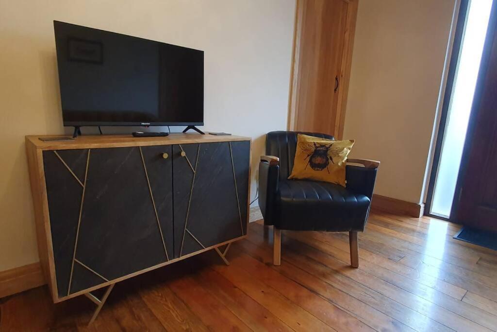 2 Bed With Views 4 Train Stops To Centre *