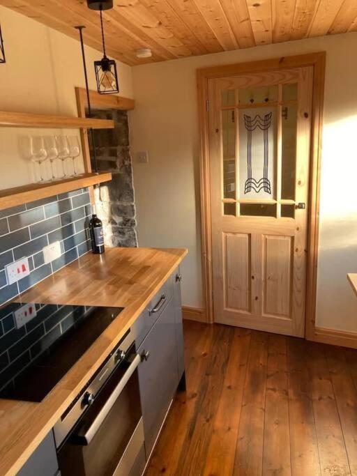 2 Bed With Views 4 Train Stops To Centre Apartment *