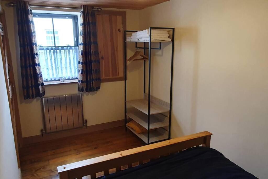 2 Bed With Views 4 Train Stops To Centre Apartment *