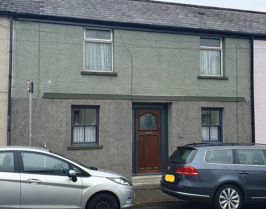 2 Bed With Views 4 Train Stops To Centre Apartment *