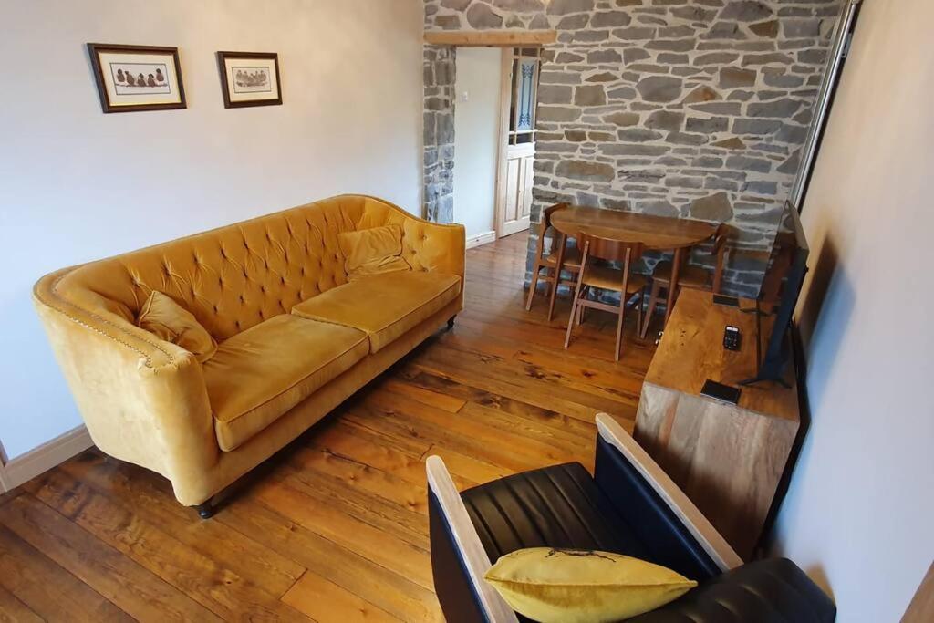 2 Bed With Views 4 Train Stops To Centre Apartment