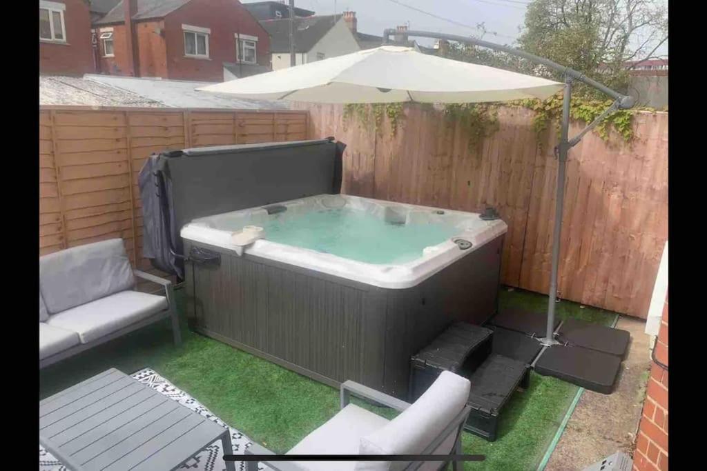 By Lushlets - Hen, Stag, Rugby, & Group Caters For 60 Guests Ask! Apartment