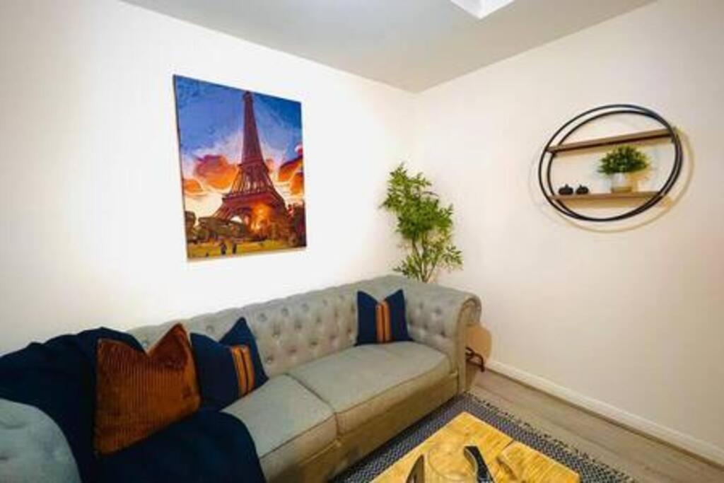 Cosy - Stylish - Close To Centre Apartment